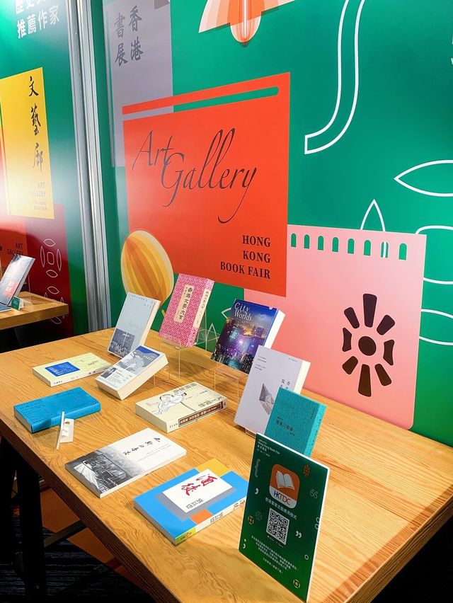 📚一年一度嘅書展又到啦！📚📖 今年嘅主題喺「歷史文化.城市書寫」📝 並以「從香港閱讀世界:憶.寫香港故事」點題 除了書展外仲可以欣賞好多懷舊嘅香港故事。 一於帶埋契女嚟感受吓書卷味🥰 等佢自