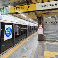 🇰🇷 Seoul subway seats and shops
