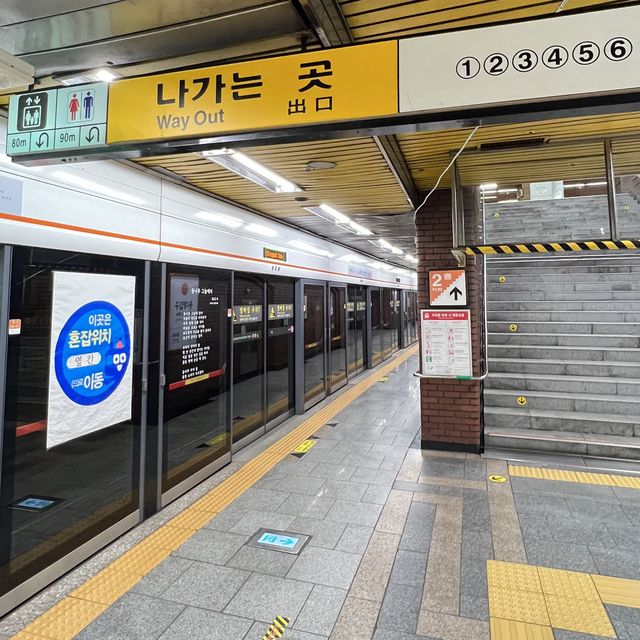 🇰🇷 Seoul subway seats and shops