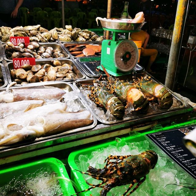 Have fresh seafood at Son Tra Night Market 