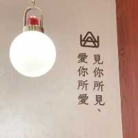很多食物種類嘅山見台式火鍋