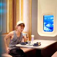 今次介紹比你呢間係新開的CABIN CREW COFFEE，以航空為主題，有侯機室+飛機艙做室內裝潢，勁啱打卡，最特別係卡位有飛機窗，打開見到富士山，係度影返張相扮去旅行都正啦！