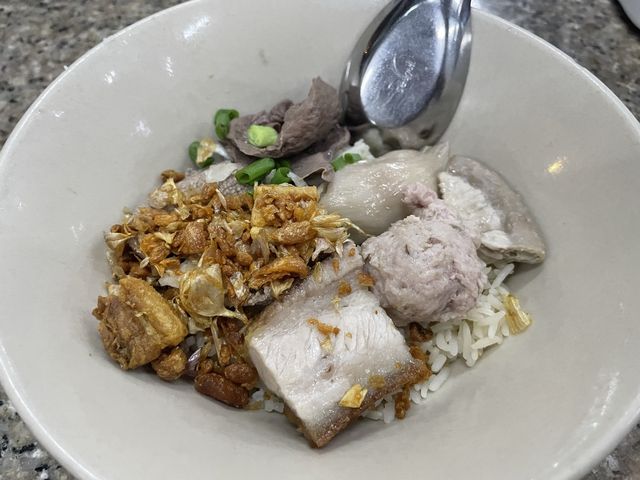 ข้าวต้มแห้งภูเก็ต ที่แถวยาวเหยีดฃยด แต่ต้องไปลอง
