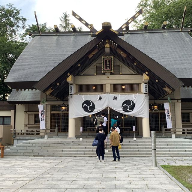 帯広神社夏詣　神秘的な緑の池と花手水🌺