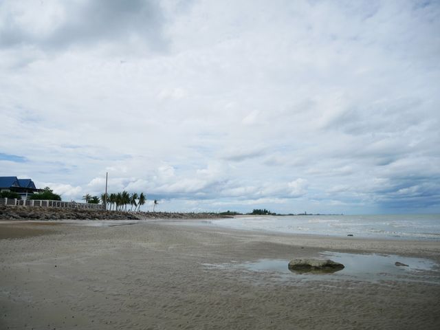 หาดปึกเตียน เงียบสงบ ใกล้กรุงเทพ  
