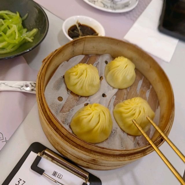 餐廳的標誌，竟是一隻活魚，跳出水面！