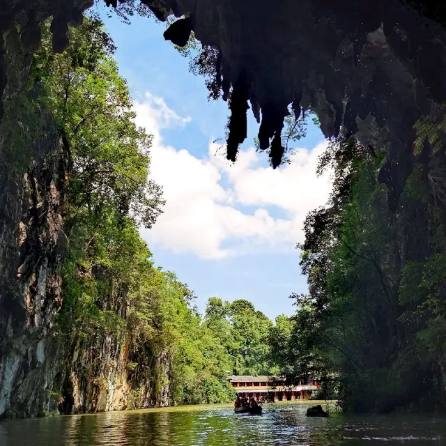 Boat ride through a cave 🚤