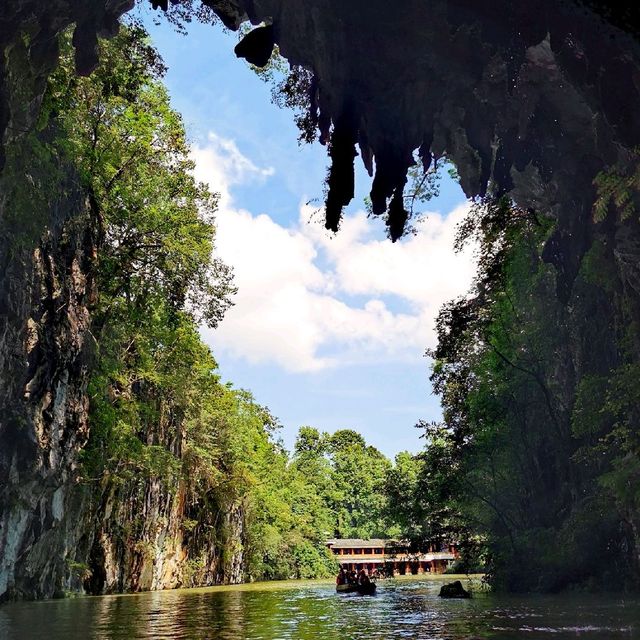 Boat ride through a cave 🚤
