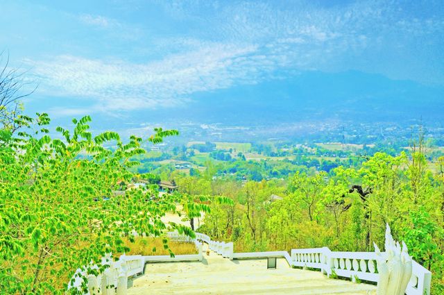 Thai tourism: Visit the beautiful Meena Temple in Pai and climb to the mountaintop to enjoy the scenery with Buddha.