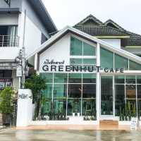คาเฟ่สีขาวหน้าวัดร่องขุ่น GREENHUT CAFÉ 