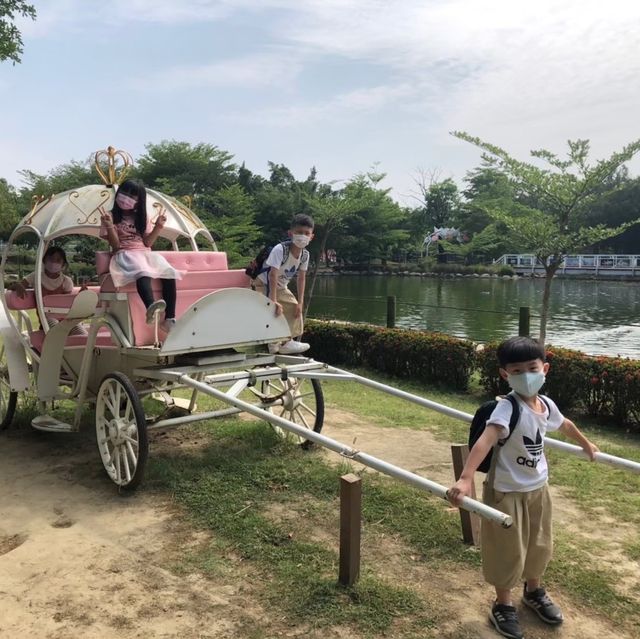 與動物近距離接觸的動物園