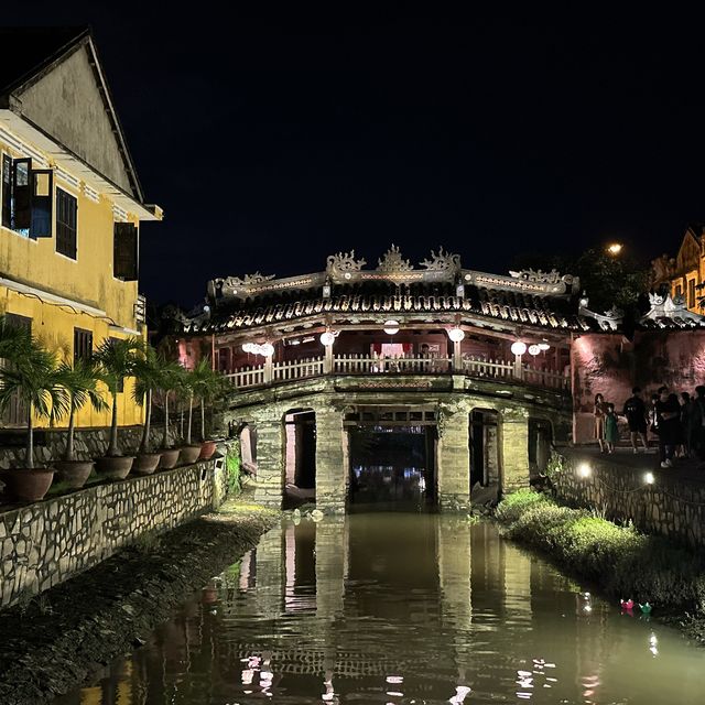 Take a stroll at night down Hoai River