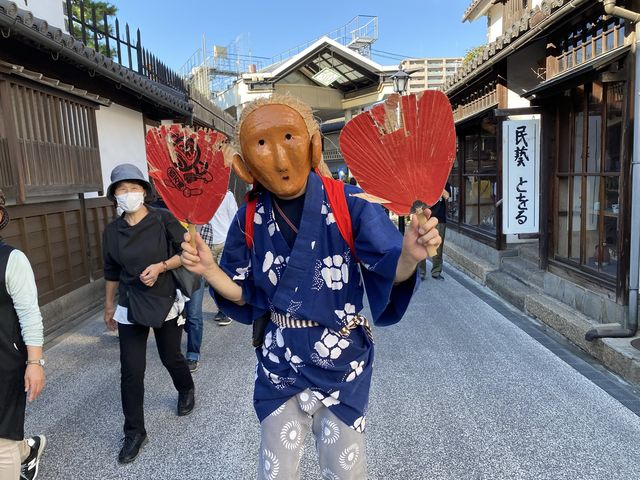 頭をたたいてもらうとご利益がある？『素隠居』