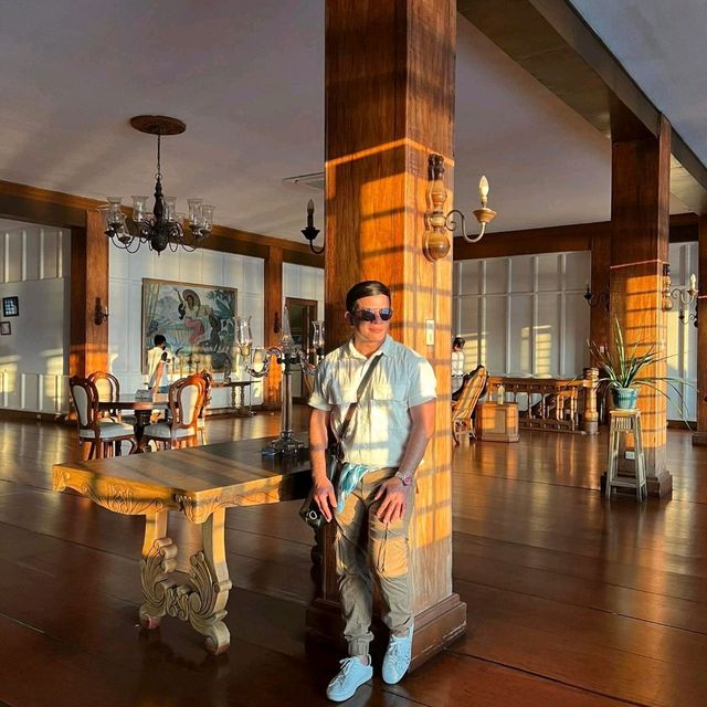 Pose like the President