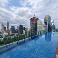 โรงแรมหรู ถนนวิทยุ สระว่ายน้ำสวย 