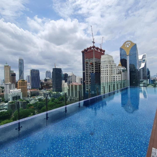 โรงแรมหรู ถนนวิทยุ สระว่ายน้ำสวย 