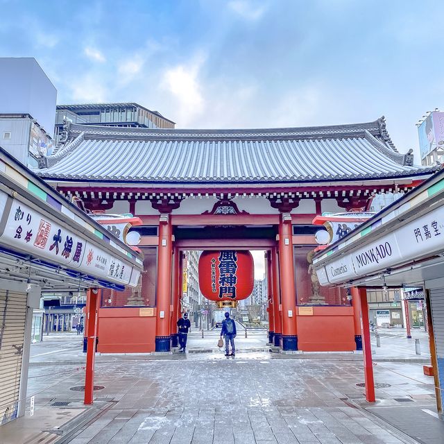 降雪の翌朝の雷門