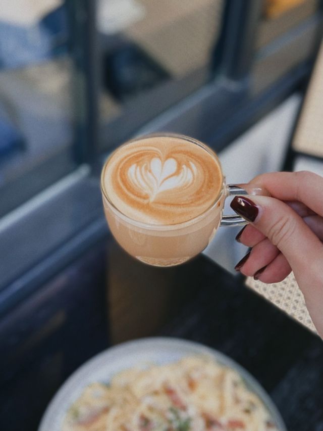 【上環cafe】黑色主調 渡假感重嘅cafe！食物+打卡一流！