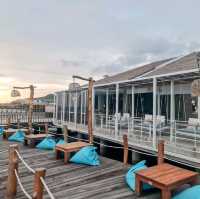 คาเฟ่และที่พักวิวสุดปังริมทะเลแสมสาร 