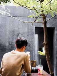 🔳คาเฟ่สุดคูลแห่งเขาใหญ่ โทนสีดำมืดมิด แต่ดูมีมิติ