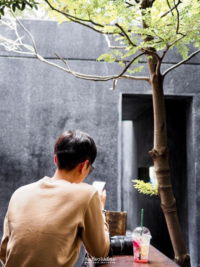 🔳คาเฟ่สุดคูลแห่งเขาใหญ่ โทนสีดำมืดมิด แต่ดูมีมิติ