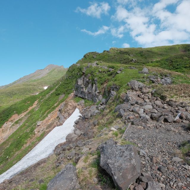 初夏の鳥海山の大雪渓