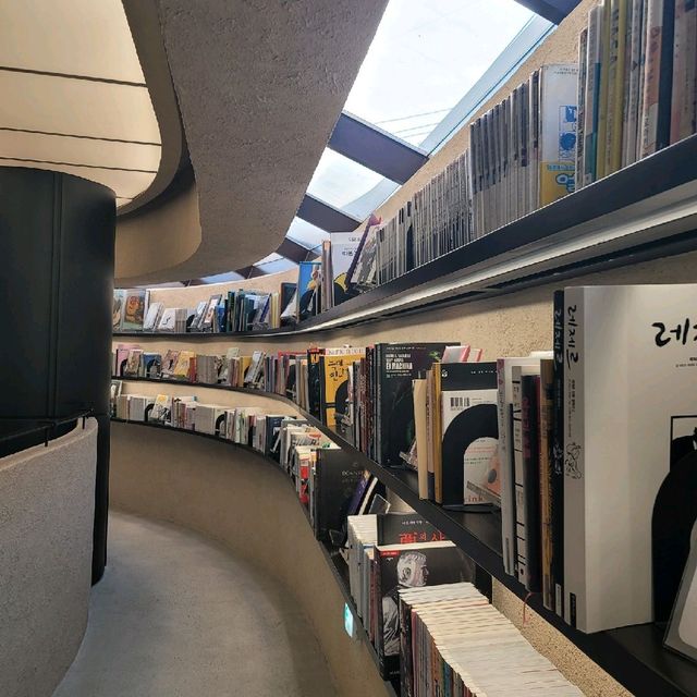 경리단길 서점 그래픽