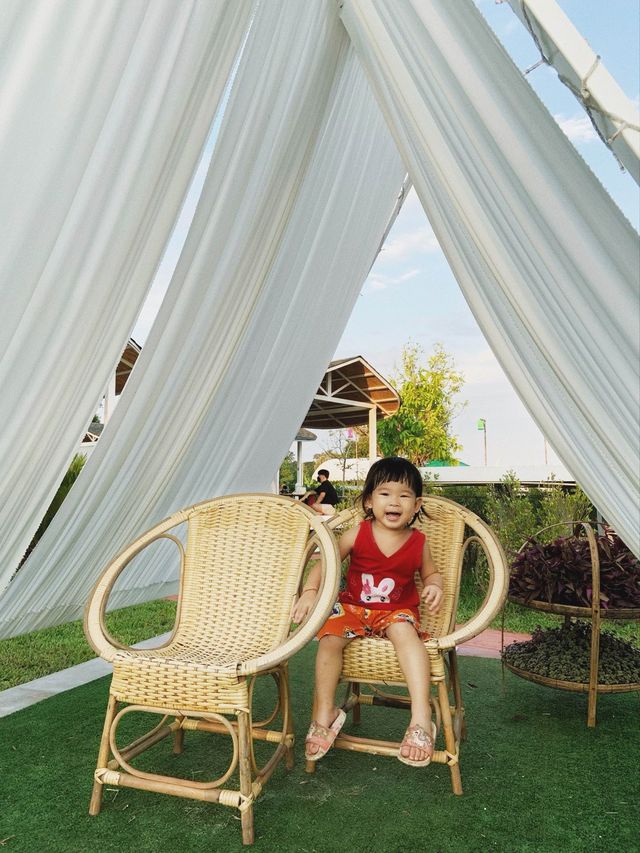 นั่งชิลล์กลางนา ที่ โรงนาคาเฟ่