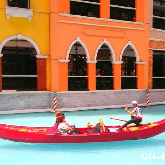 Amazing Gondola Ride at Venice!