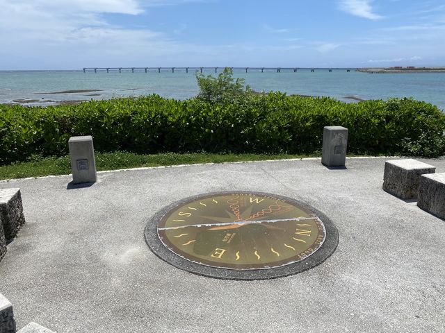 那覇空港から発着する航空機観察スポットと青い海 那覇空港から発着する航空機観察スポットと青い海