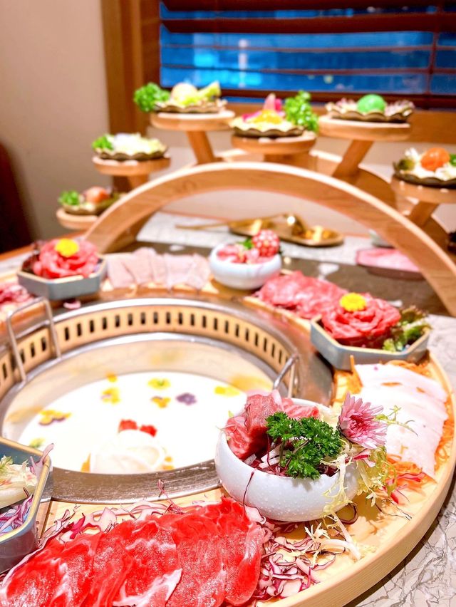 人氣打卡火鍋店，裝修華麗，走懷舊風