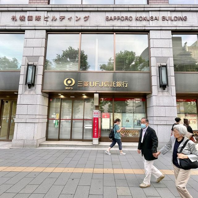 駅前通りのレトロな建物