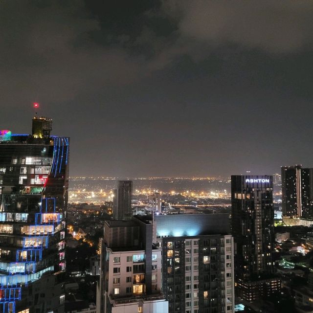 鮮紅色的Rooftop Bar內觀看廣闊夜景