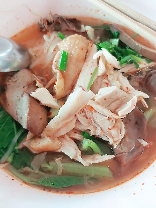 ก๋วยเตี๋ยวไก่ ศิษย์นายหยา กําแพงเพชร
