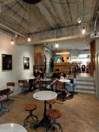 Plieu café สไตล์มินิมอล บรรยากาศอบอุ่น 