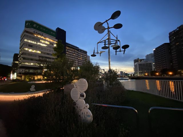 那珂川の水辺で休憩。福岡の夜景も楽しめます。