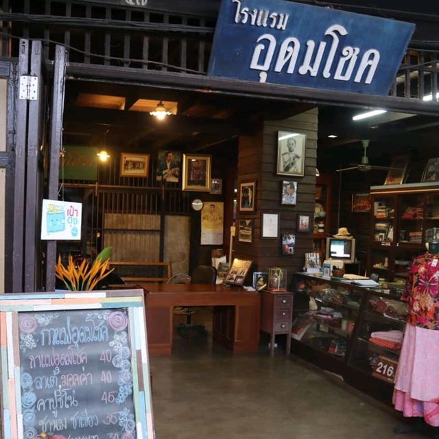 "ตลาดมีชีวิต บนถนนเลียบนที"