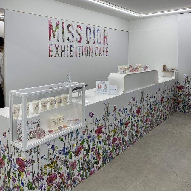 ミスディオールEXHIBITIONカフェ