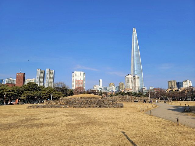 롯데타워가 정면에, 석촌동 고분군