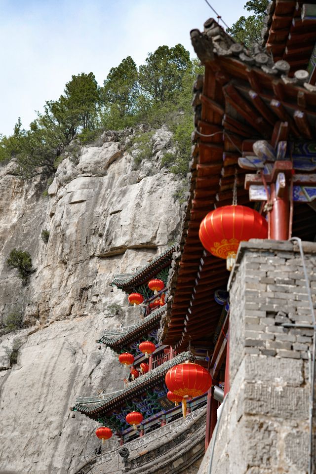 Off-the-beaten-path recommendation | The temple where Nüwa repaired the sky and created humans, suspended by iron chains on the edge of a cliff.