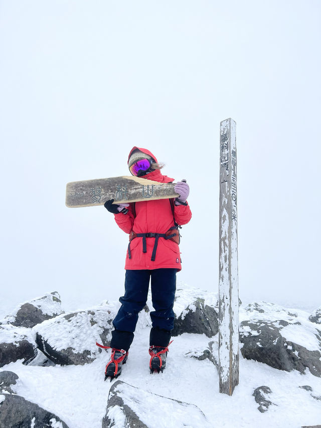 Climbed to the summit of Mount Ryoukou in Japan, one of the 100 famous mountains, during the severe winter season.