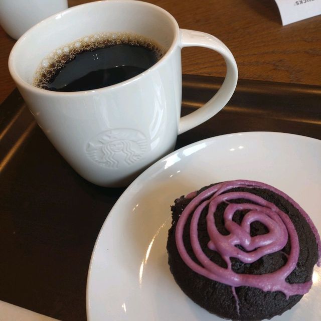 緑の多いスタバでハロウィンケーキ