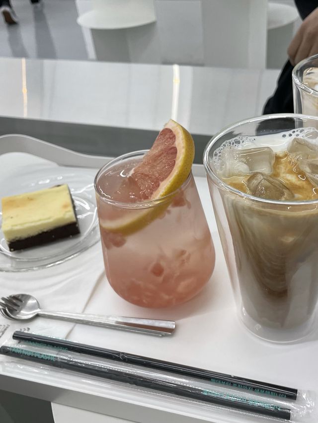 깔끔한 분위기의 중문동 감성 카페 추천☕️
