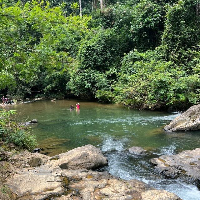 ตะลุยน้ำตกสายรุ้งละอองดาว ระนอง