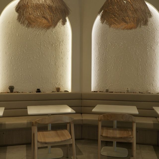 屋邨內的白色Cafe，配角奶茶雪糕好突出