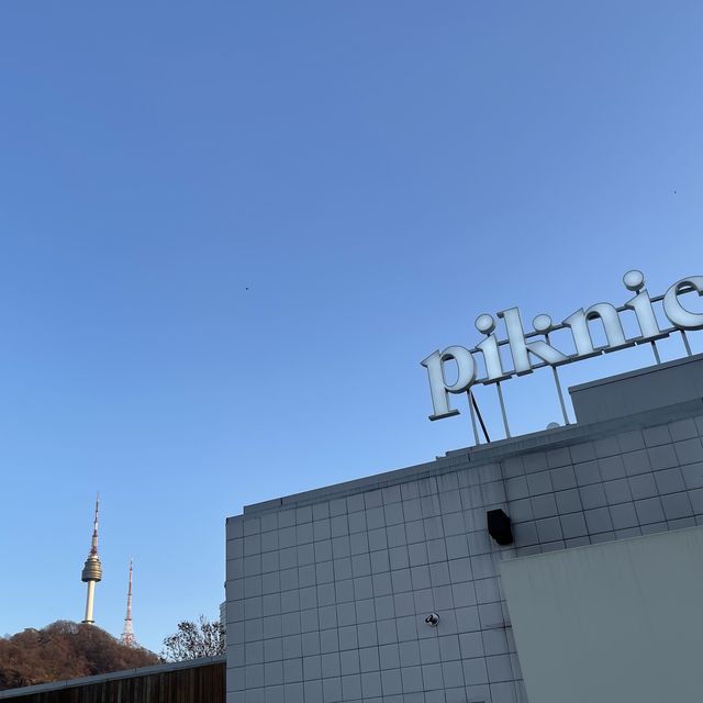 카페와 전시 등 다양한 체험공간의 집합체, 피크닉에서 바라보는 뷰