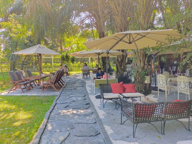 คาเฟ่ Hydeh Haus สวนสวยในบ้านหลังใหญ่