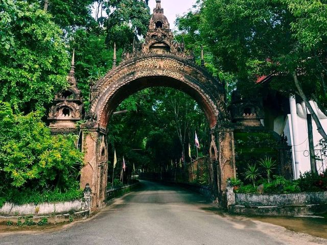 "วัดพระธาตุจอมแจ้ง"
เป็นวัดเก่าแก่จังหวัดแพร่