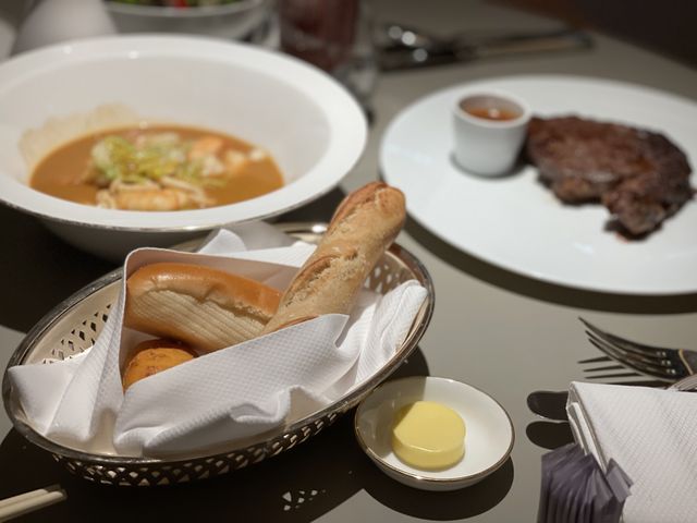 推薦指數滿分⭐️⭐️⭐️⭐️⭐️St. Regis豪華住宿，管家服務💁🏻‍♂️早餐鮑魚粥，其他食物豐富⭐️⭐️⭐️⭐️⭐️