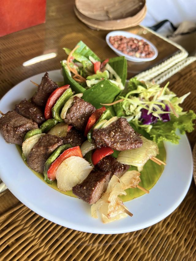 【カンボジア/プノンペン】暑い南国で飲む冷えた〇〇ほど美味しい飲み物はない！川沿いのテラスレストラン🍴